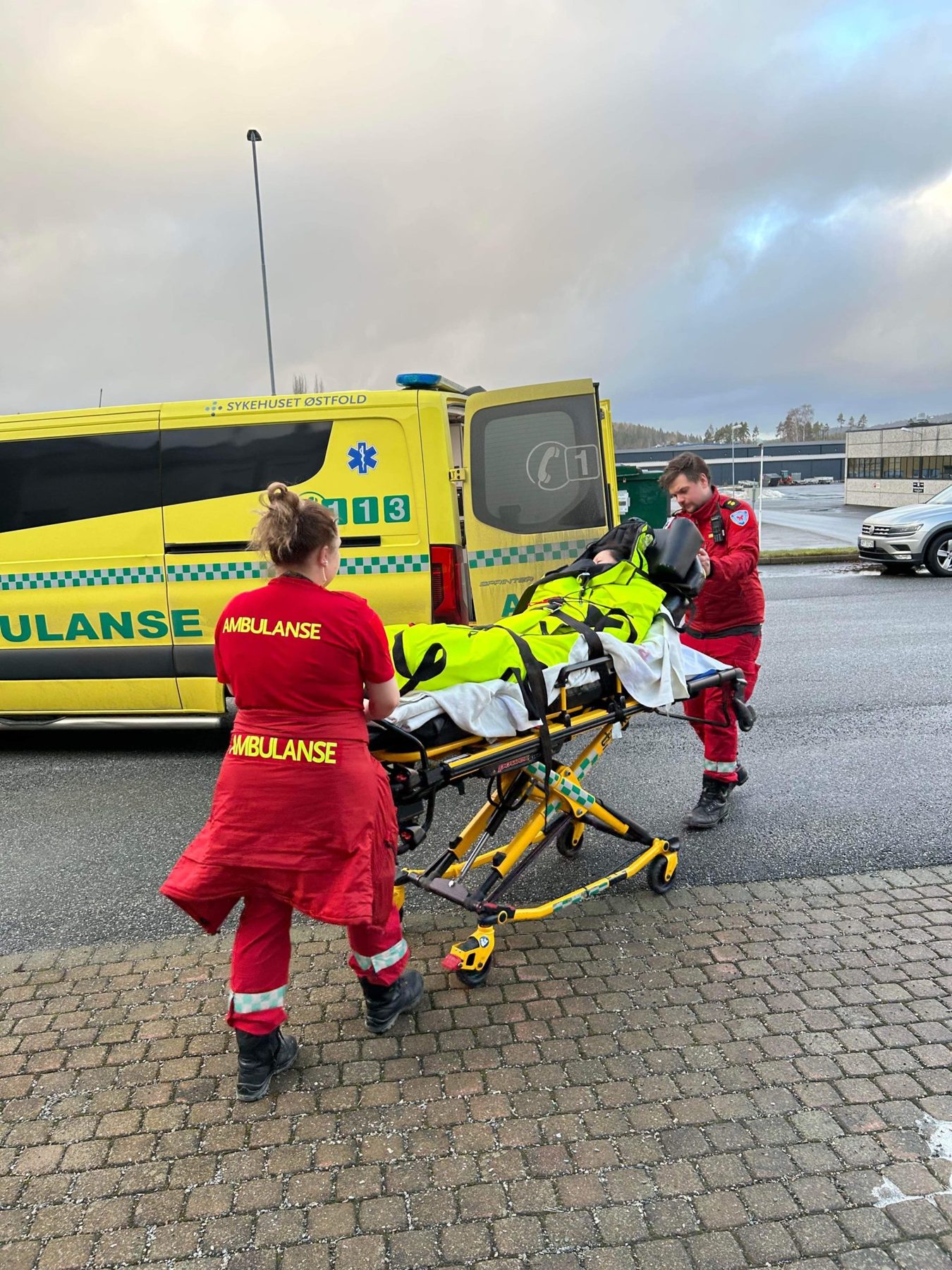 Ambulance personnel transferring a patient wrapped in Thermosaver
